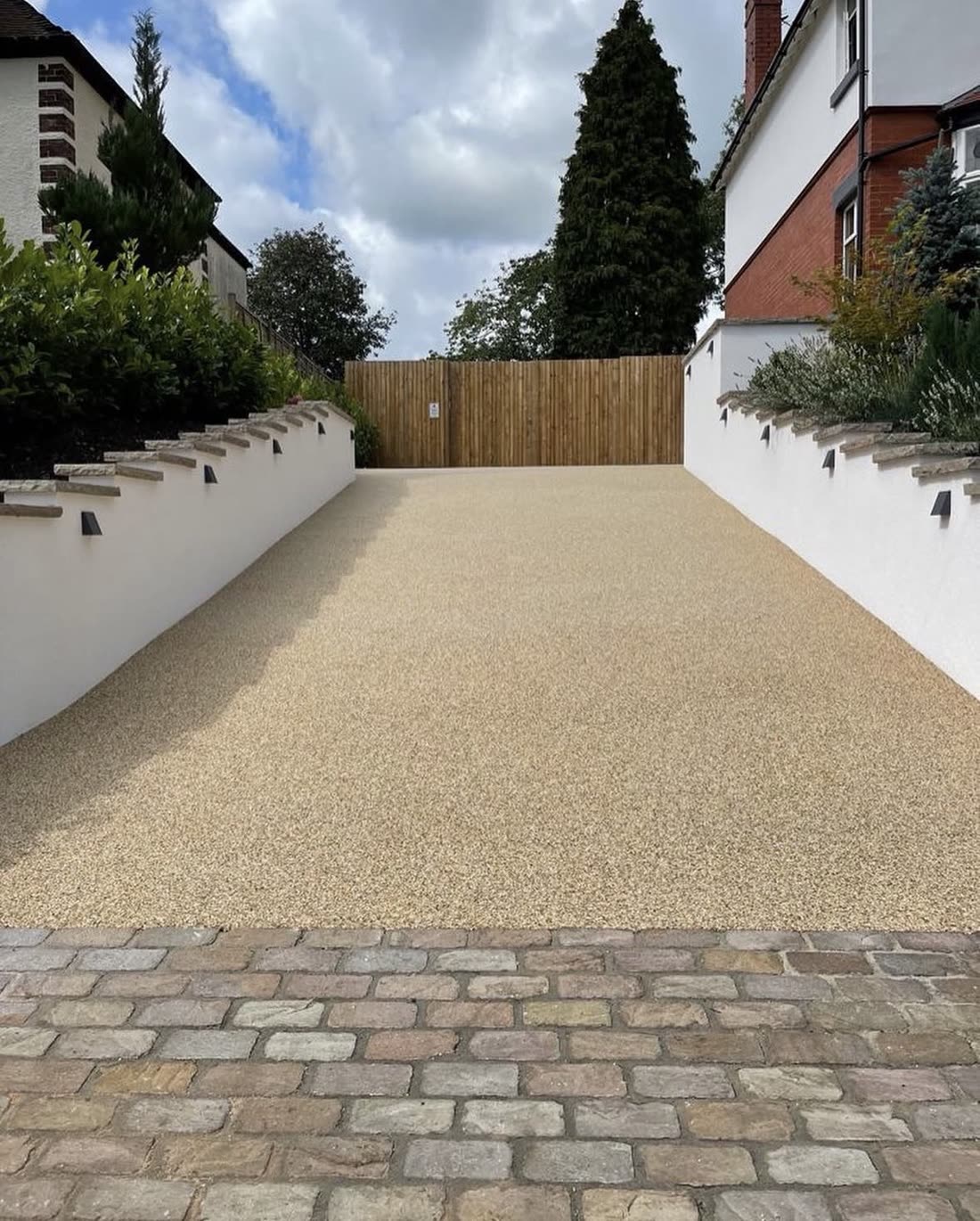 Resin driveway with cobble border